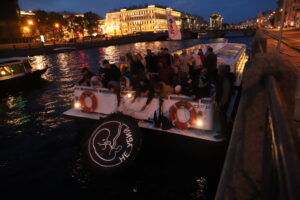 В Петербурге провели Крестовоздвиженский крестный ход по водам против абортов