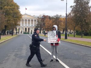 Петербуржца задержали во время пикета против сноса дома Устинова