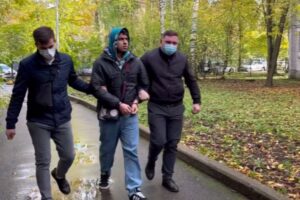 В Петербурге из-за нападений на прохожих задержали пятерых подростков — в СК их назвали «этнической бандой». Как это связано с рейдами против мигрантов