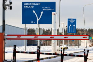 «Нам просто отрезали путь в Россию». Как закрытие финской границы повлияло на семьи эмигрантов