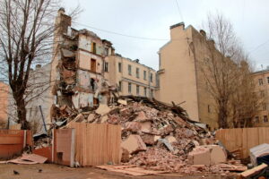 Жильцы рухнувшего дома на Гороховой годами добивались аварийного статуса и компенсаций. Вместо этого их расселяли в маневренный фонд