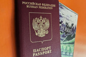 В России начали действовать новые правила въезда и выезда. Кому нужно сдавать загранпаспорта и как это отразится на россиянах за рубежом?