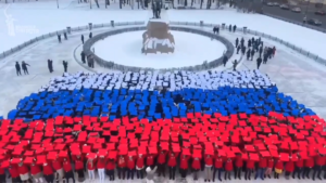«Волонтерская рота» выстроилась во флаг РФ на Сенатской площади