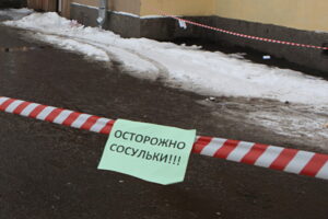 В Петербурге завхоз оказалась в больнице после того, как пошла сбивать сосульки со школы