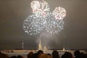 Правительство Петербурга может отменить новогодний салют. В Смольном мотивируют отмену семейным характером праздника