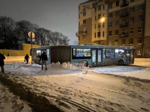 В почти половине дворов Петербурга выявили нарушения при уборке снега