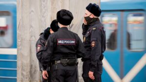 В петербургском метро задержали мужчину с рацией, настроенной на полицейскую волну