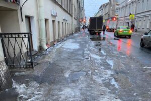 36 человек пострадали из-за падений на льду в Петербурге. Что еще происходит с уборкой снега