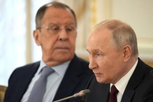 Публикация Bloomberg о готовности Путина к переговорам и новости о крушении Ил-76. Главное