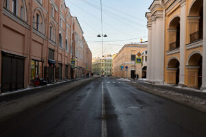 Как изменилась Думская после закрытия заведений. Фото опустевшей барной улицы