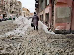 Петербуржцы жалуются на плохую уборку улиц после сильного снегопада