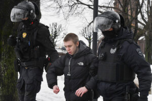 Арестованных после акций памяти Навальному отправили в ИВС за 200 километров от города. Защитников не пускали в суды. Главное о нарушении прав задержанных
