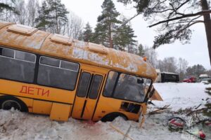 Экскурсионный автобус с детьми попал в аварию в Псковской области. Пострадали 17 человек