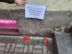 Петербуржцы несут цветы на годовщину вторжения в Украину и в память Алексея Навального. Галерея