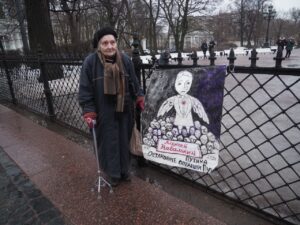 Елена Осипова вышла в пикет в память об Алексее Навальном
