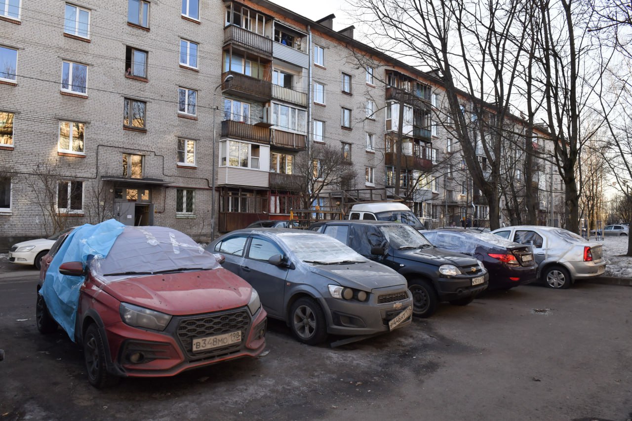 В Петербурге мужчина силой забрал телефон у молодой официантки - Новости  всех регионов России