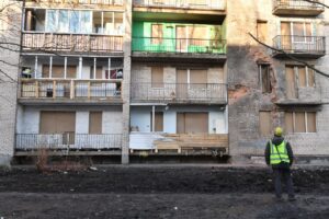 Власти до сих пор не начали ремонт квартир в доме на Пискаревском проспекте, куда врезался БПЛА