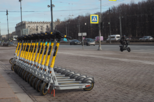 В Петербург вернули электросамокаты. Для них установили новые правила использования