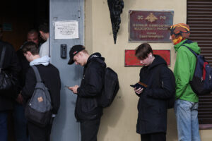 Будут ли присылать электронные повестки в Петербурге и чего ожидать от весеннего призыва? Разбор «Бумаги»