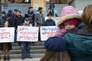 «Премьер-министр пообещал нам». Как онкопациенты третий месяц требуют бесплатное лечение и препараты в Тбилиси — и что у них получается