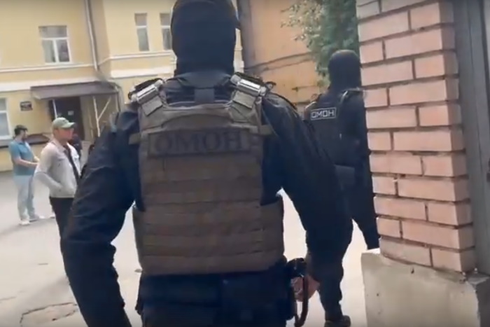 Петербургские полицейские обыскали центр тестирования мигрантов