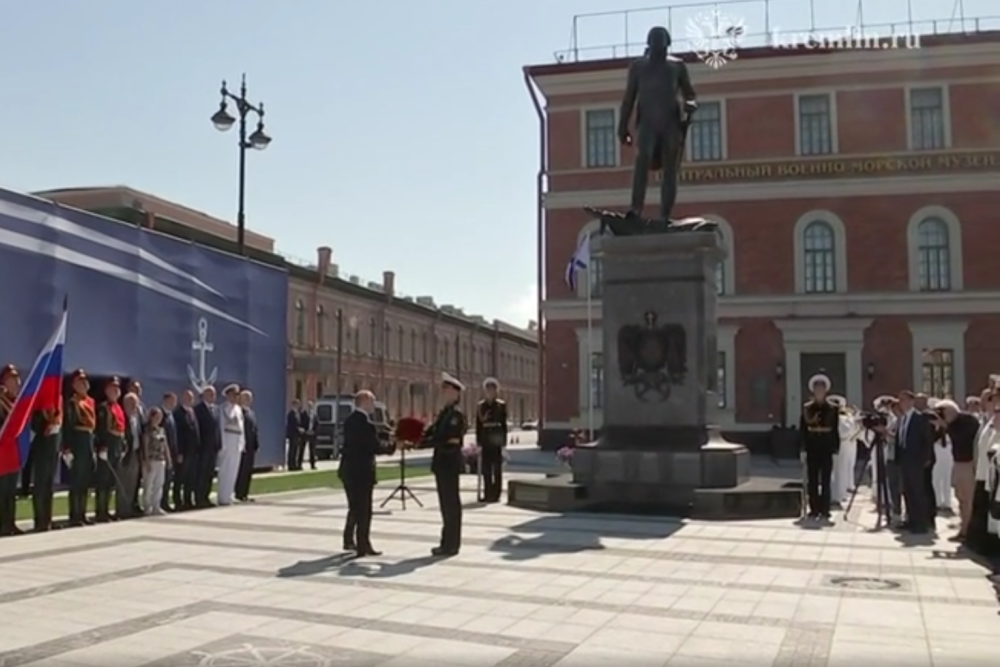 На площади Труда открыли памятник адмиралу Федору Ушакову