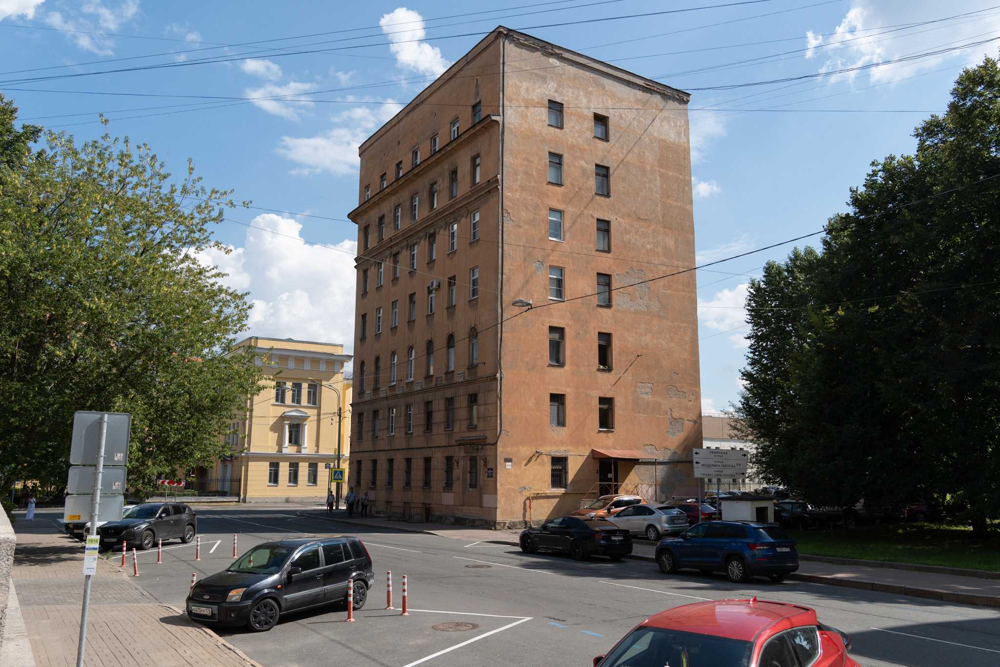 Петербург разрушается. В старых домах стены трескаются, потолки проваливаются — но здания упорно не признают аварийными. Что делать