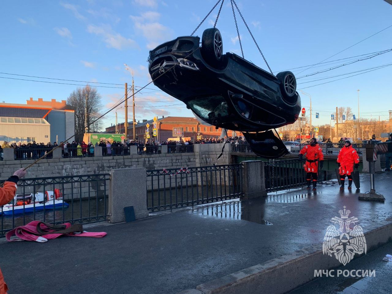 Два автомобиля провалились под воду в центре Петербурга за сутки